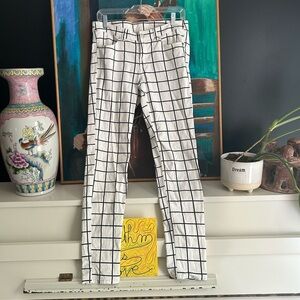 Divided White Pants with Black Grid Pattern 8